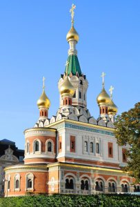 Russisch-orthodoxe Kirche in Wien vor blauem Himmel