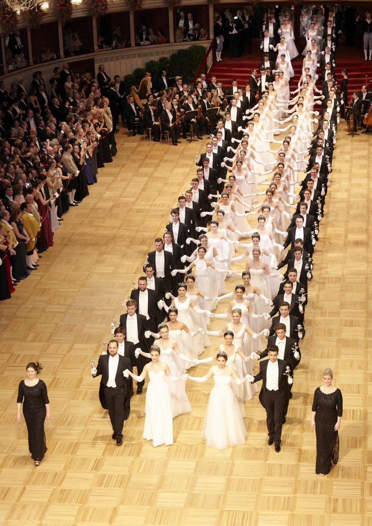 Einzug des Eröffnendenkomitees Opernball 2017