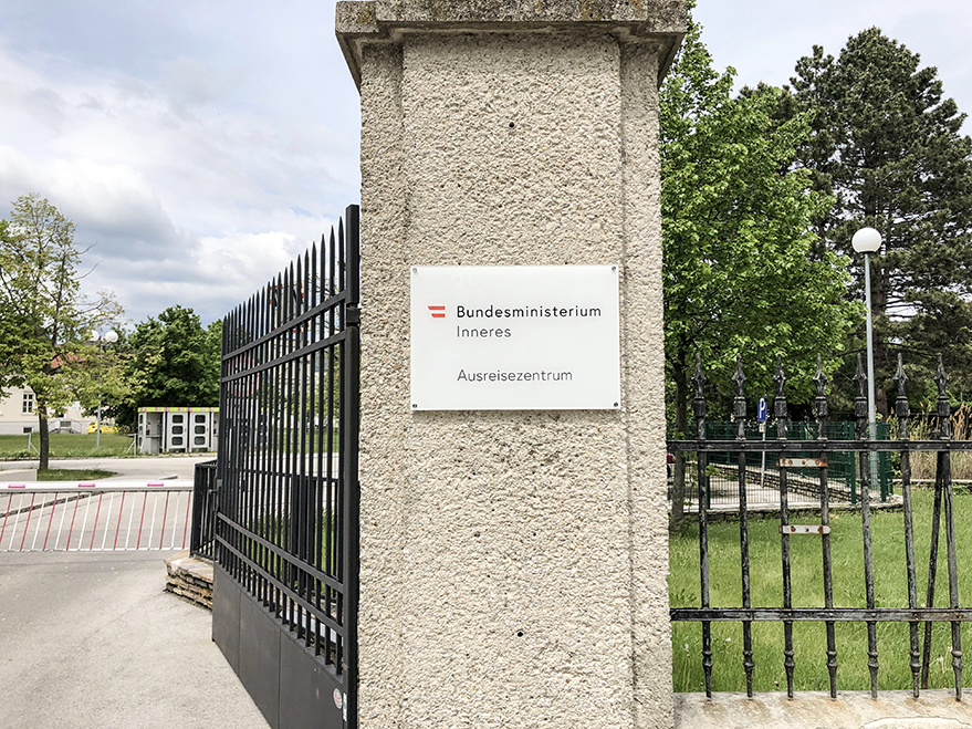 Eingang des Traiskirchners Asylzentrum mit Aufschrift 'Ausreisezentrum'