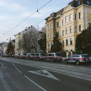 Polizei-Busse, so weit das Auge reicht.