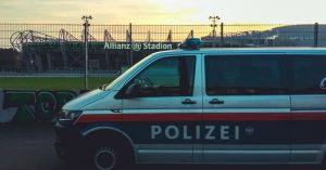 Polizeibus vor Allianzstadion in Wien-Hütteldorf